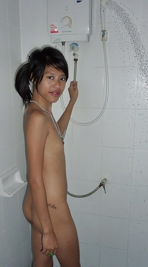 18 year old black girl Nia Nacci doffs school clothes to poses naked